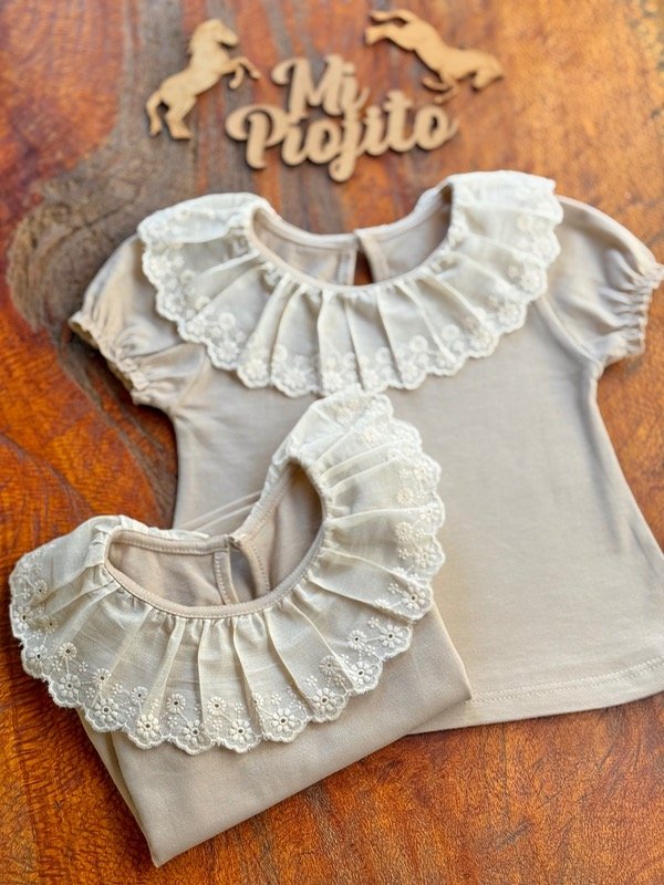 Producto - Remera Beige Beba Cuello Broderie - 2