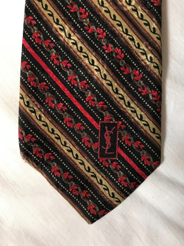 Producto - 80s Yves Saint Laurent made in Italy silk roses tie.