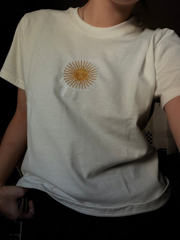 Producto - Baby tee BORDADA SOL DE MAYO