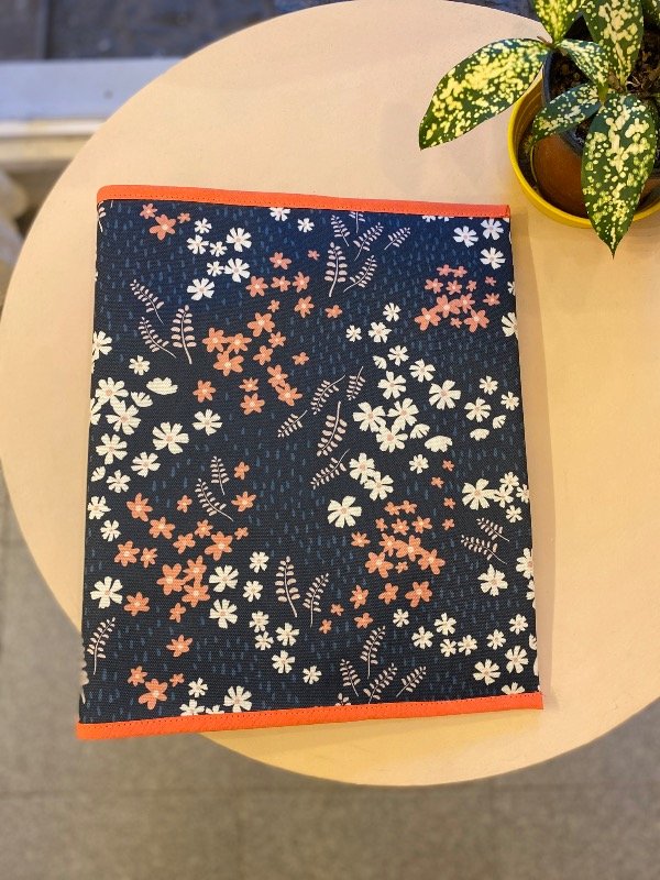 Producto - Funda para carpeta A4 Flores fdo oscuro