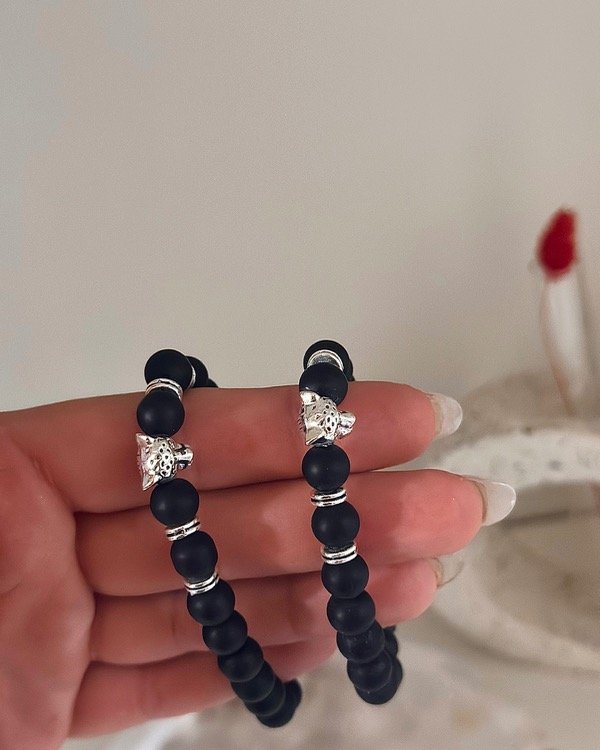 Producto - Pulsera de piedras negra con dije tigre