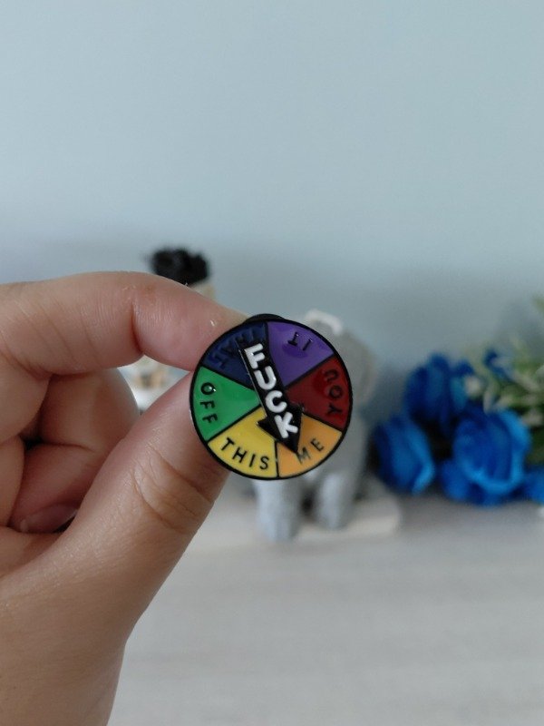 Producto - Pin metalizado - Fuck con movimiento #1687