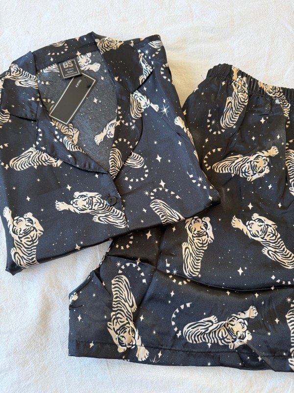 Producto - PIJAMA TIGRE SATÉN CAMISERO