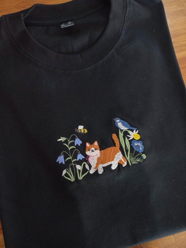 Producto - Remera Gatito en jardín