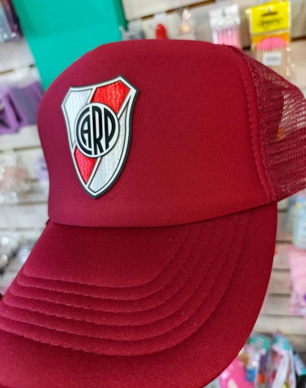 Producto - Gorra bordo River escudo metalico