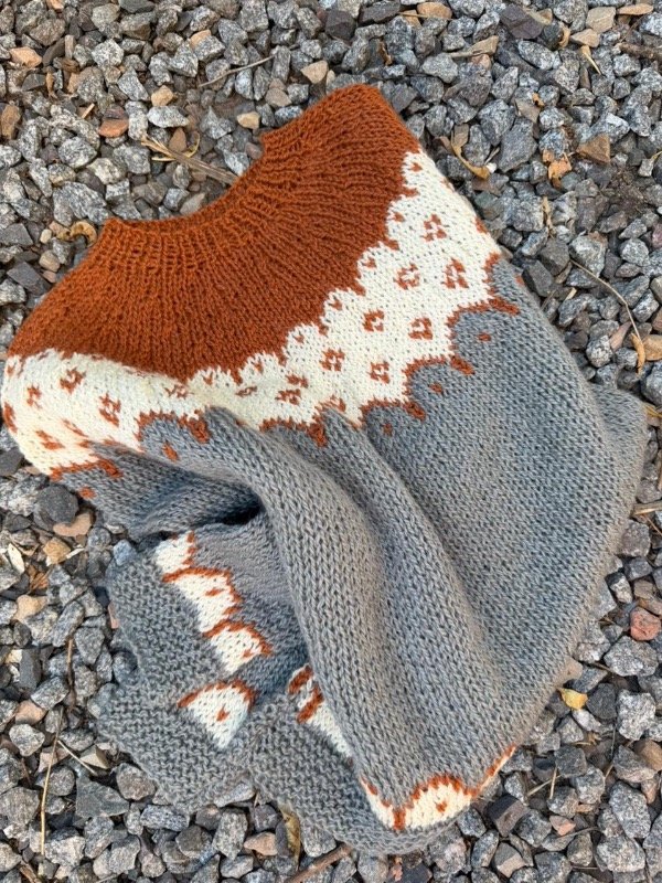 Producto - Sweater base gris con naranja