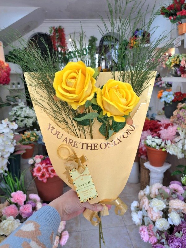 Producto - RAMO ARE YOU THE ONE DE 2 ROSAS MEDIANAS CON FOLLAJE