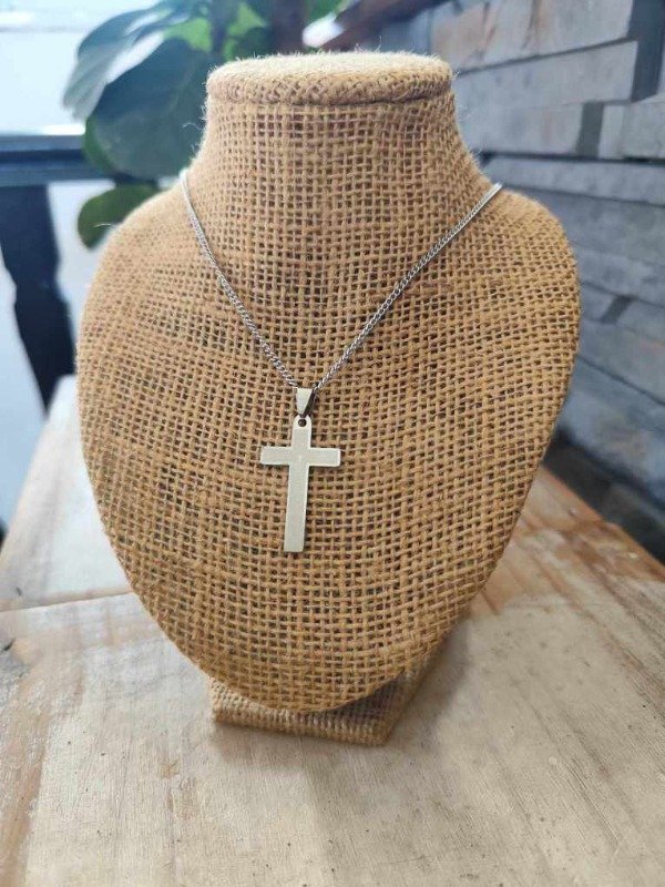 Producto - Collar cruz trabajado. Acero quirúrgico.