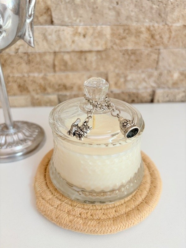 Producto - Vela de soja en Caramelera mediana Marbella