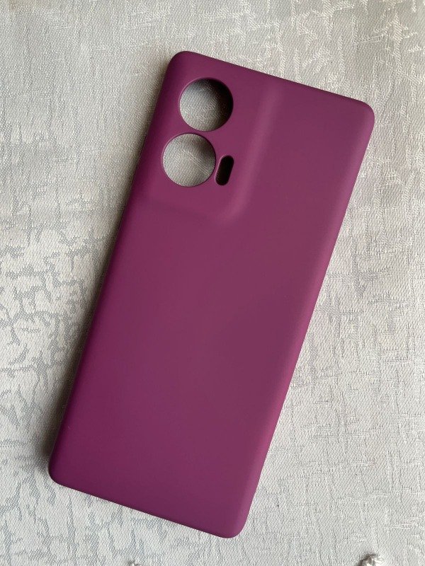 Producto - Edge 50 fusion silicona con felpa magenta