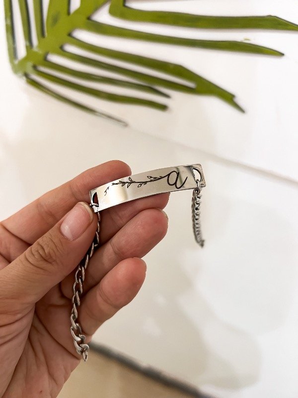 Producto - Pulsera Grabada A con ramita