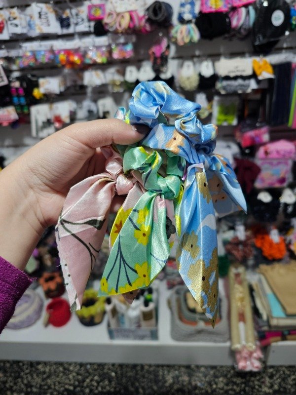 Producto - Scrunchie de raso estampado con lazo corto