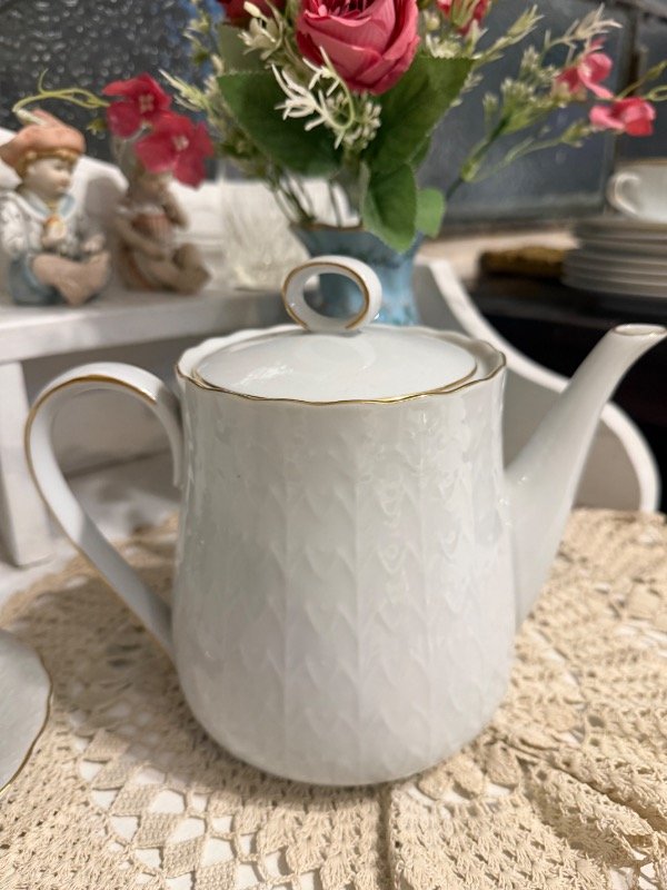 Producto - Tetera Tsuji blanca con detalles en relieve