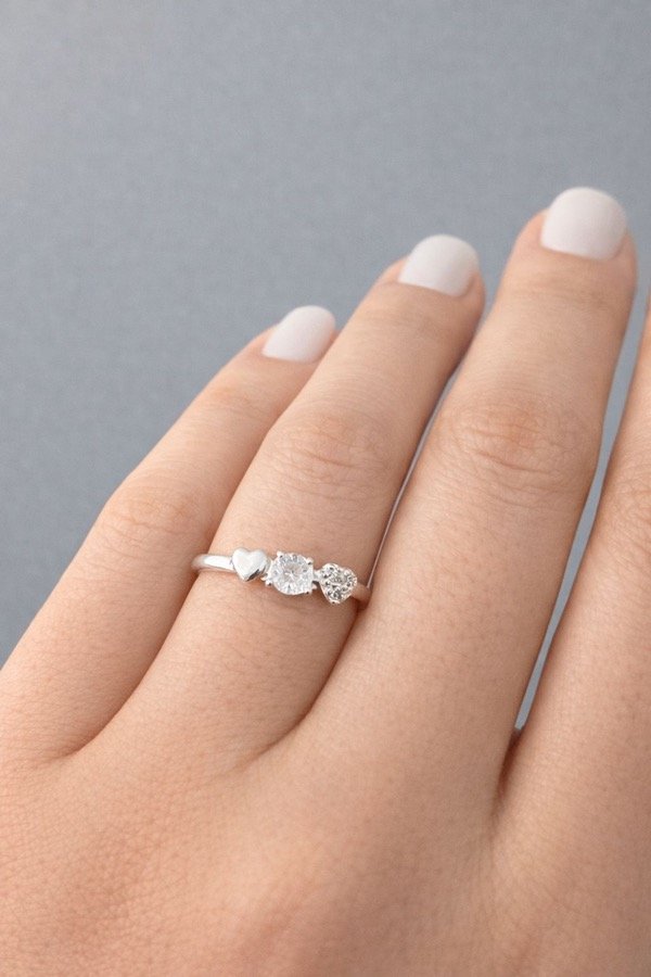 Producto - Anillo con cubic en el centro y corazones plata 925
