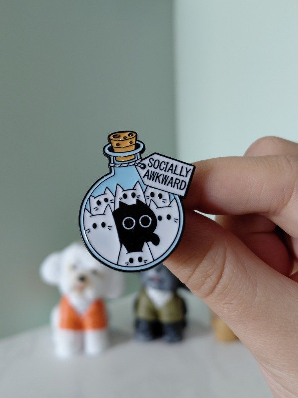 Producto - Pin metalizado - Michi "Socially awkward" #3064