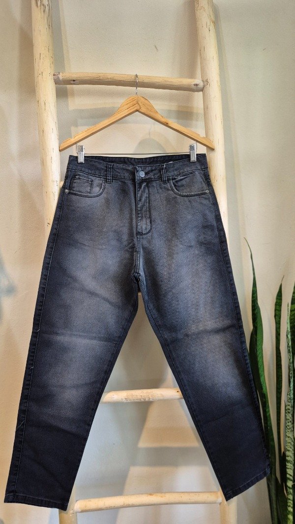 Producto - Jean mom rígido gris