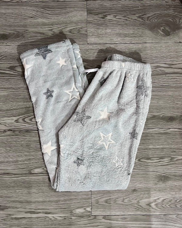 Producto - Pantalón plush gris estrellas negras
