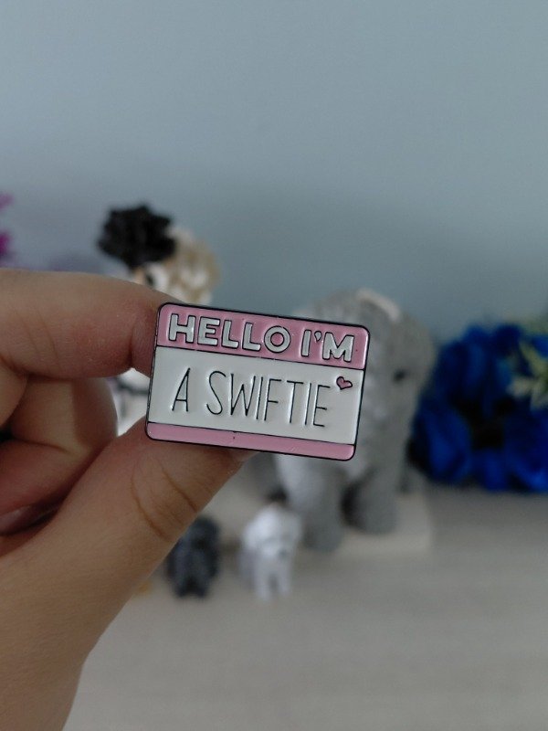 Producto - Pin metalizado - Hola, I'm a swiftie #2856