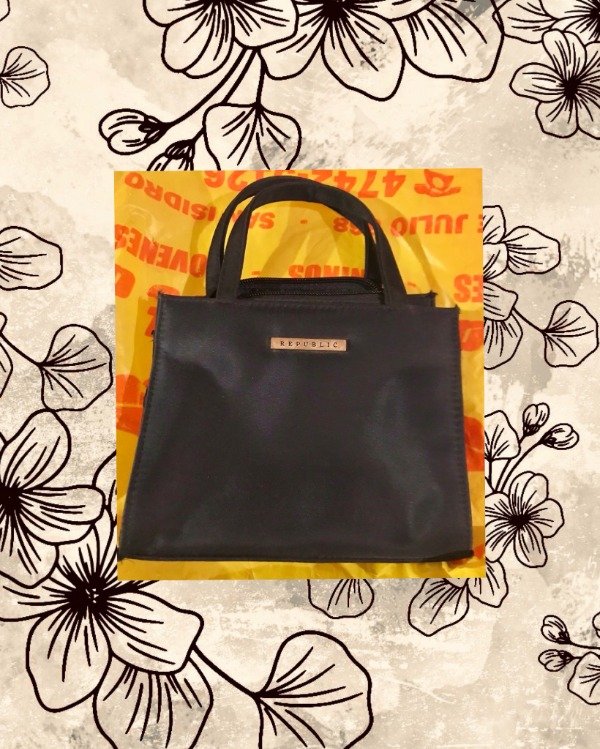 Producto - Cartera de mano Republic chica de nylon Azul profundo