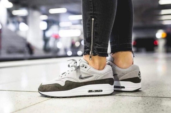 Producto - AIR MAX 1 JEWELL GRIS