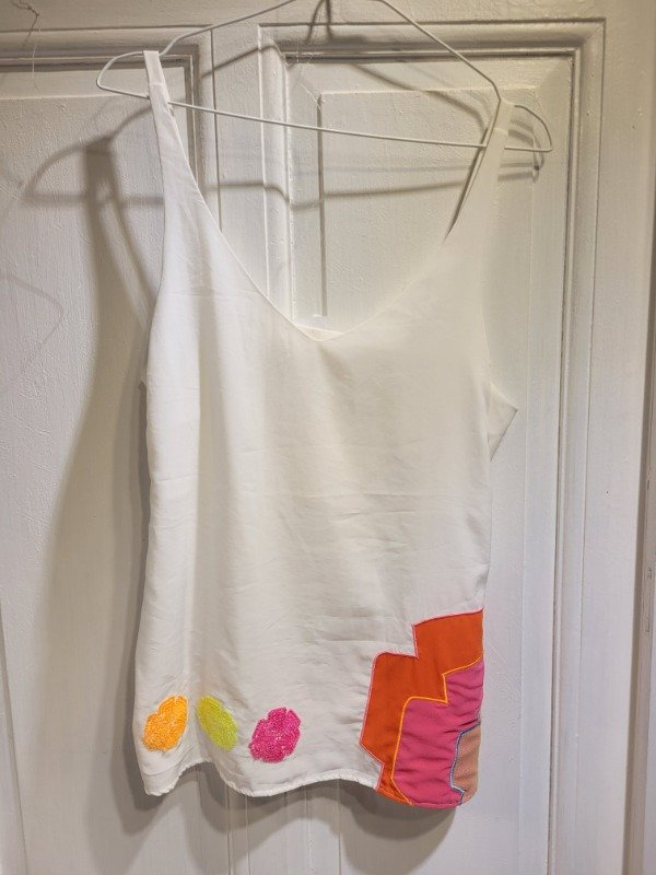 Producto - Musculosa MARIA VAZQUEZ blanca con flores fluo Talle M - PRECIO: 20X