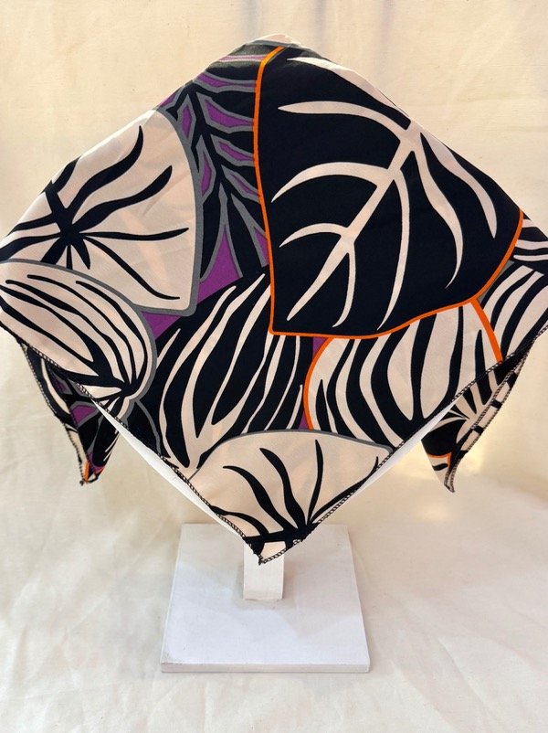 Producto - Pañuelo Floral Negro
