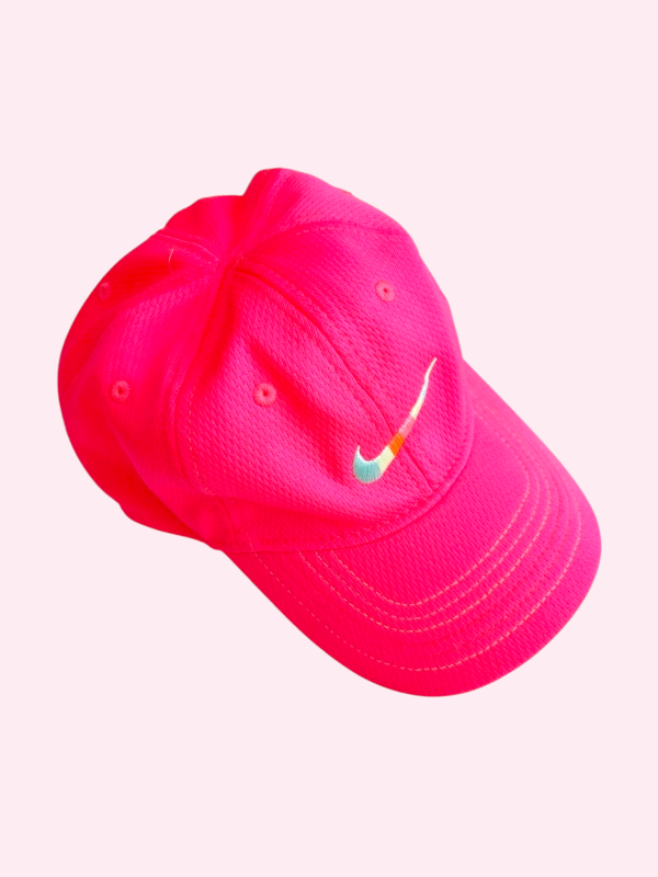 Producto - Gorra dryfit fucsia cob pipeta de arco iris Nike 5/6 años