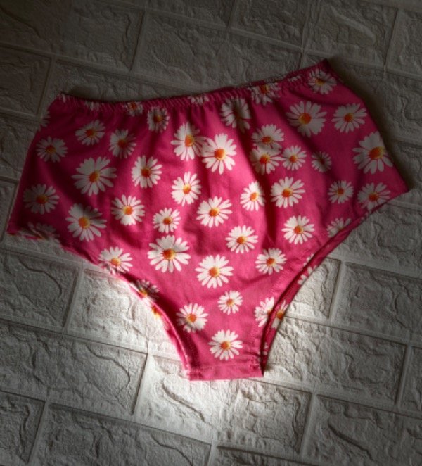 Producto - BRASIL Culotte fucsia con margaritas.