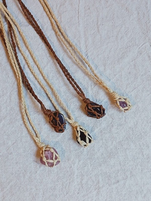 Producto - Collares ISHA - macramé con piedras naturales.