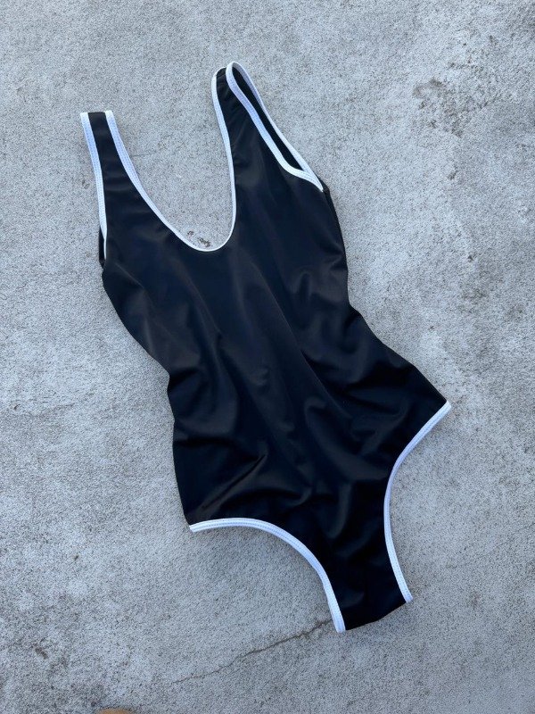 Producto - Enteriza Negra con Ribete Blanco