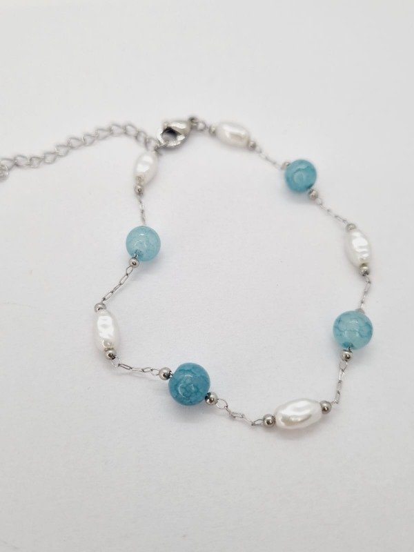 Producto - Pulsera acero quirurgico bolitas interc piedra celeste y perlas