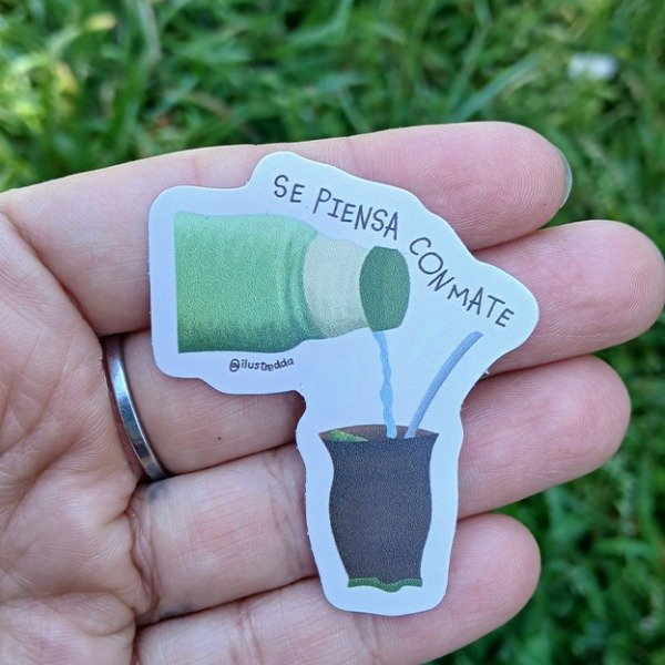 Producto - Sticker - Se piensa con Mate