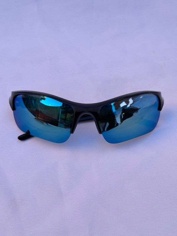 Producto - LENTES DEPORTIVOS CHICOS NEGRO CON CELESTE