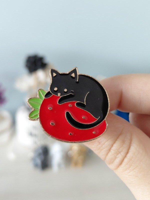 Producto - Pin metalizado - Michi frutilla #2374