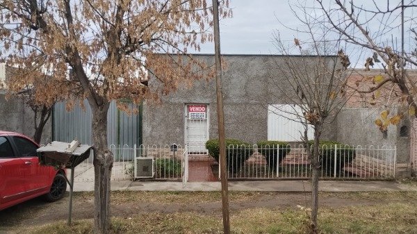 Producto - DUEÑO VENDE CASA en Calle Simón Bolívar a una cuadra de Av Mitre
