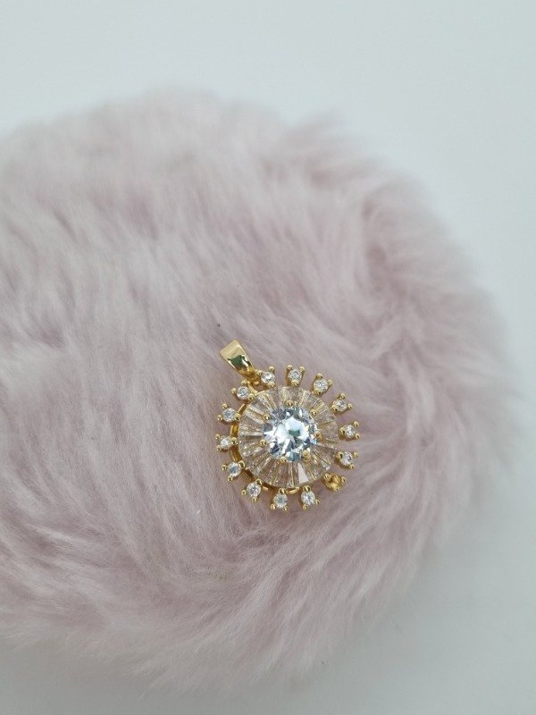 Producto - Dije acero dorado circular swarovski con strass giratorio