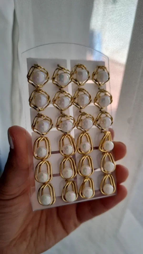 Producto - Aros perlas tornasol con formas doradas