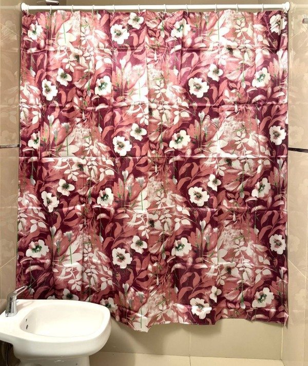 Producto - Cortina para Baño de Raso Teflonada "Borravino Flores"