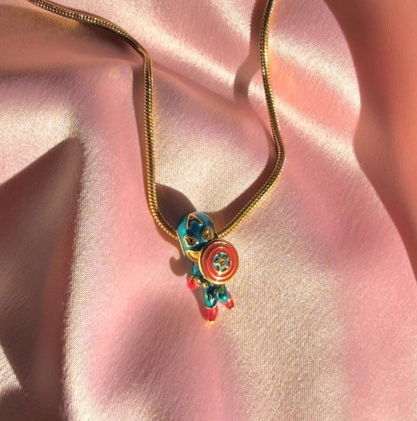 Producto - Collar Capitán América-Titanio enchapado en oro 18k