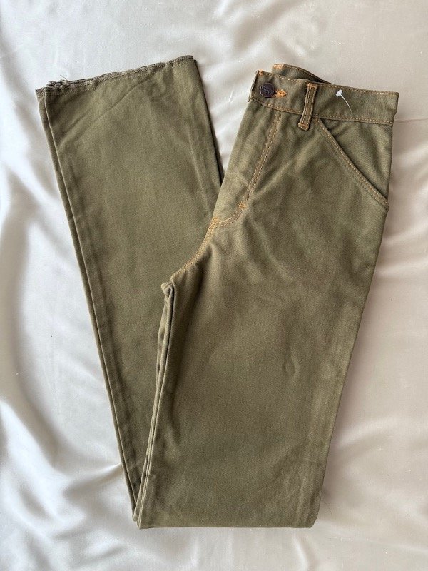 Producto - Wrangler verde con pespunte naranja