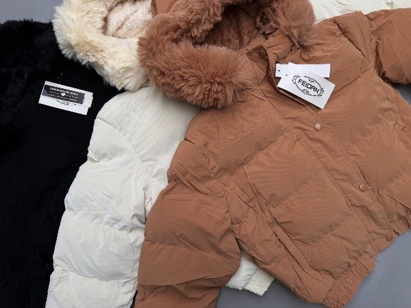 Producto - Puffer con piel /capucha desmontable
