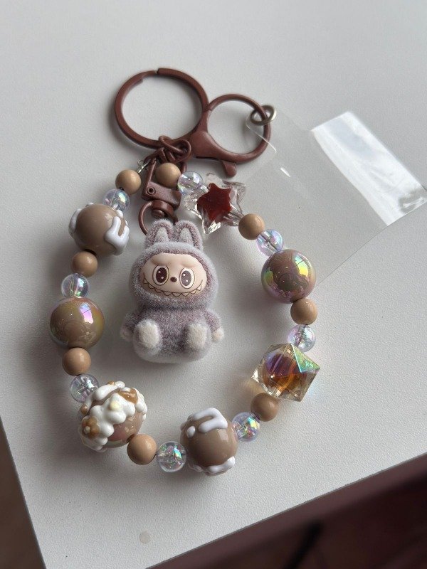 Producto - Correa Strap - llavero perlas labubu gris chiquito