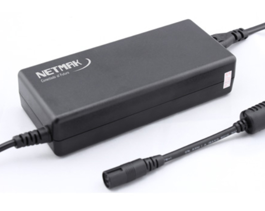 Producto - Cargador universal p/notebooks -90w -10 conectores -voltaje automatico -Netmak - 0