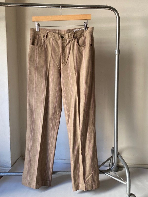 Producto - Pantalón beige con rayitas rosas