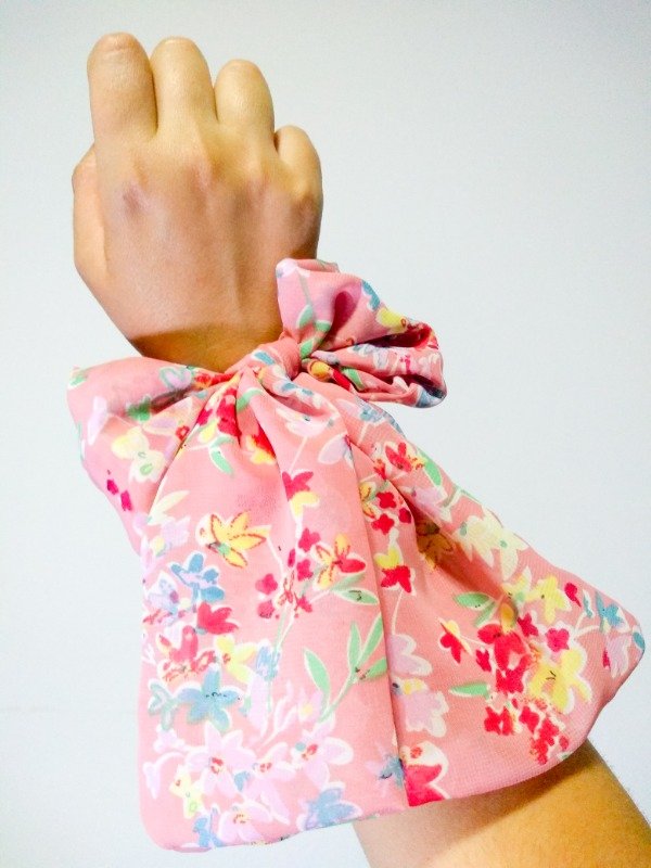 Producto - Moño con colita para el cabello rosa con flores de gasa