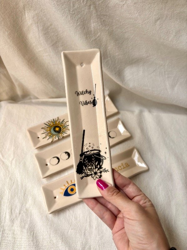 Producto - Portasahumerio tablita con frase Witchy Vibes (vibras de bruja)