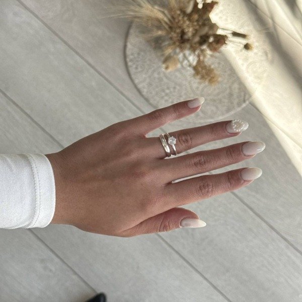 Producto - Anillo cintillo con cubics engarzado liso