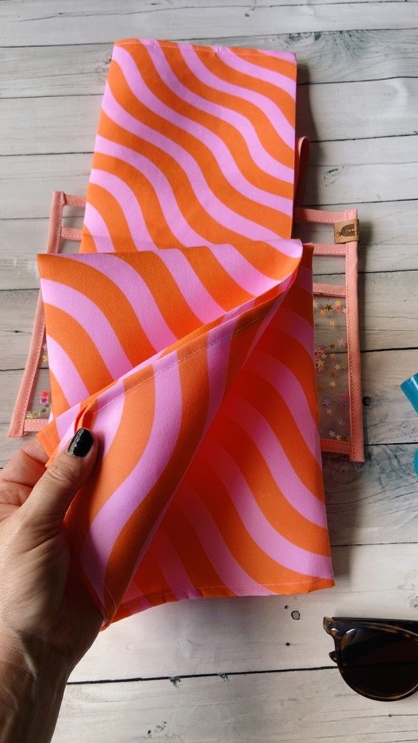 Producto - Lonita playera impermeable con bolsillero de regalo ondas rosa y mandarina