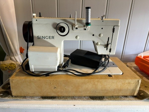 Producto - MAQUINA DE COSER SINGER CON ESTUCHE Y PEDAL #11990