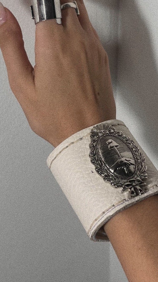 Producto - BRAZALETE CUERO ESCUDO NACIONAL PLATEADO (PRE ORDER)